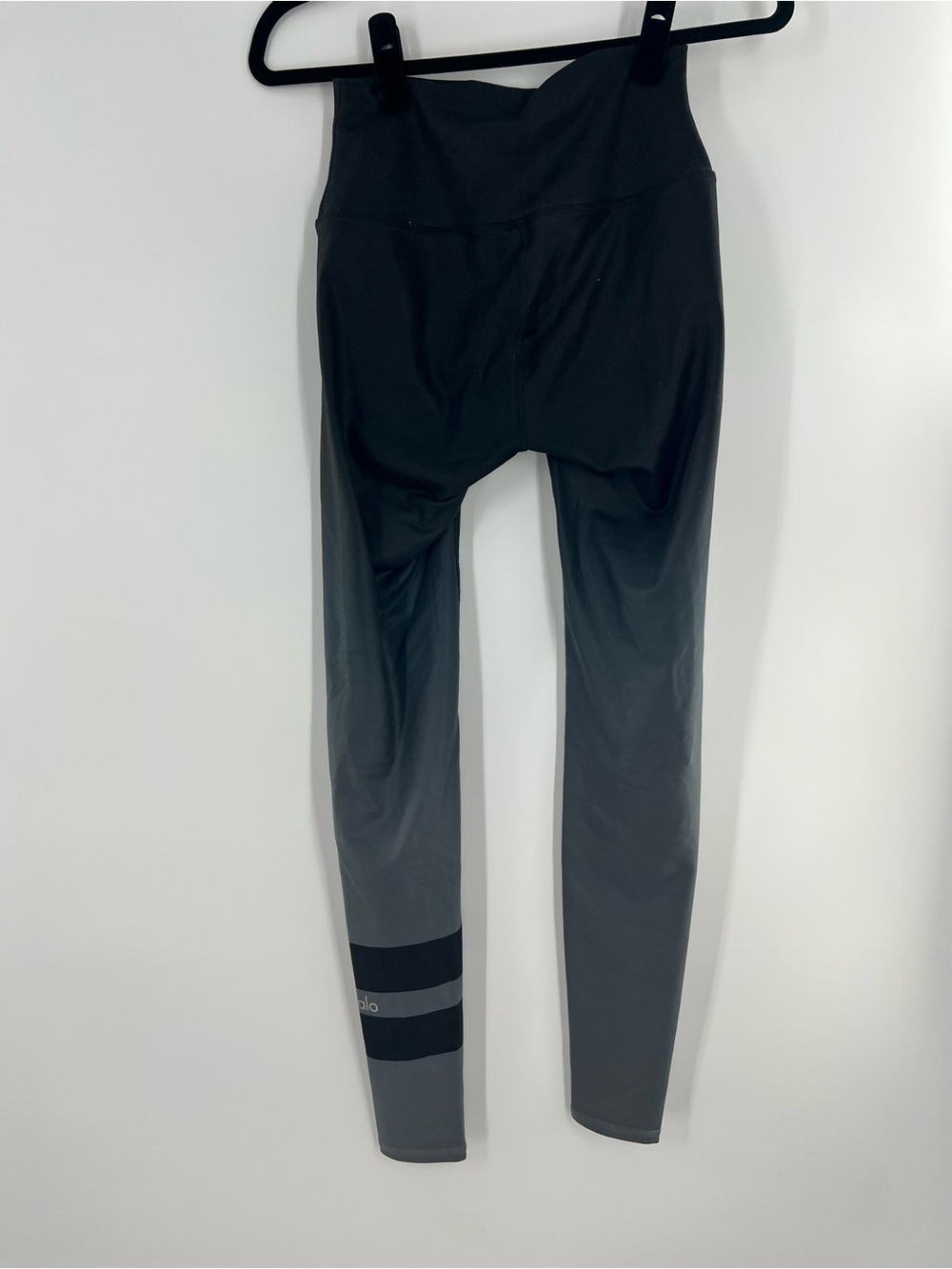Alo Yoga High Waist Airbrush Capri Gradient Black Size XS - Picture 4 of 7